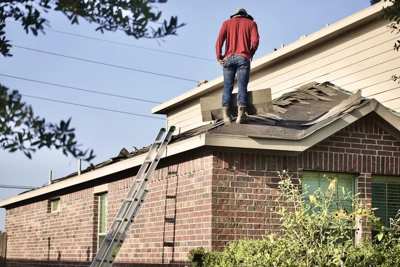 Professional roofer working on a residential roof in Wianno